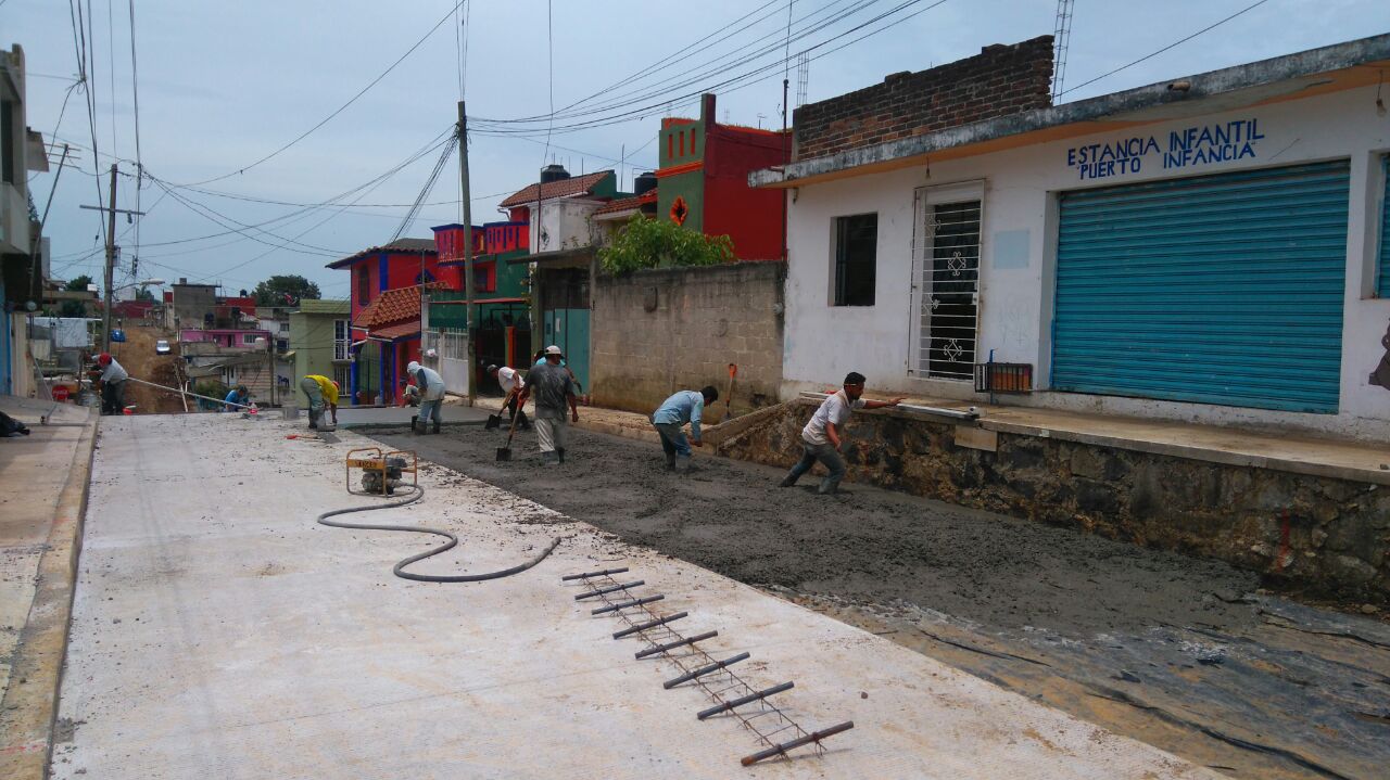 SUMINISTRO, COLOCACION Y TENDIDO DE CONCRETO DE 18 CMS. DE ESPESOR, CON RESISTENCIA A LA FLEXION (MODULO DE RUPTURA MR) IGUAL A 38 KG/CM2 CON ACELERANTE A 7 DIAS, REVENIMIENTO MAXIMO DE 10 CMS +/- 2.5 CMS. COLOCADO CON REGLA VIBRATORIA CON UN ANCHO MAXIMO DE PAVIMENTACION DE 7.00 MTS.